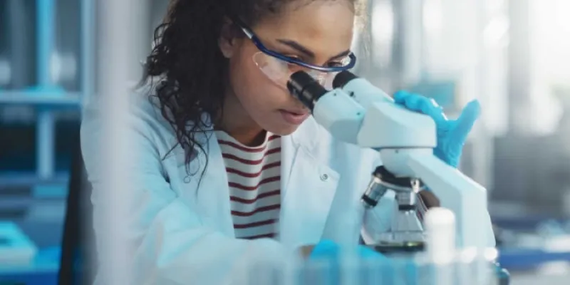 Una cientifica en el laboratorio | Foto de Euroestat