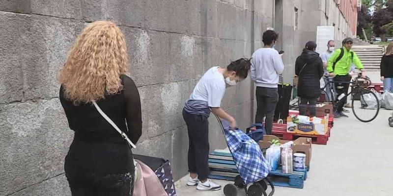 Las mujeres lideran las colas del hambre