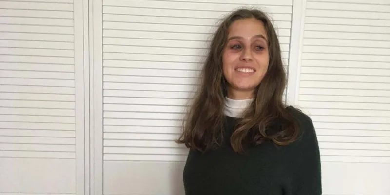 Carmen Lafuente consiguió una plaza como bioquímica clínica en 2019, pero aún no le han permitido incorporarse a su puesto de trabajo debido a su discapacidad visual / NIUS
