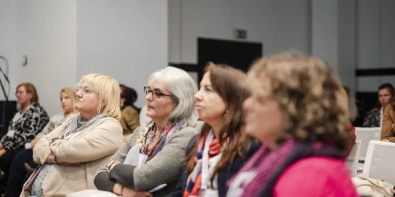 Unas mujeres compartiendo sus experiencias sobre maternidad y mujeres con discapacidad