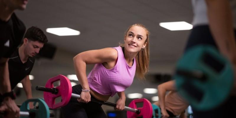 Mujer haciendo ejercicio en el gimnasio