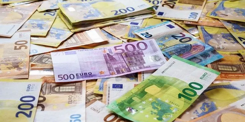 Imagen de muchos billetes de euros