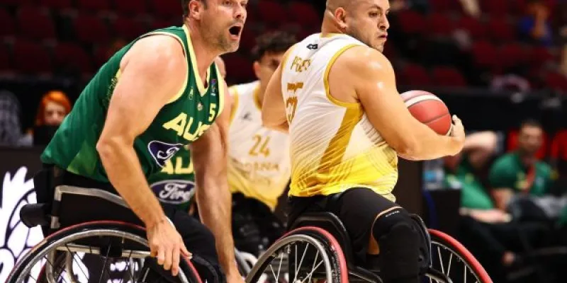 Lalo Prieto protege el balón frente a Bill Latham, durante el partido entre España y Australia