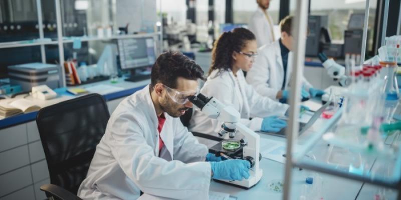 Investigadores trabajan en el laboratorio