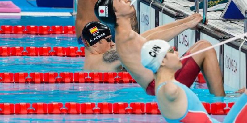 Nadadores paralímpicos antes de una prueba de natación paralímpica