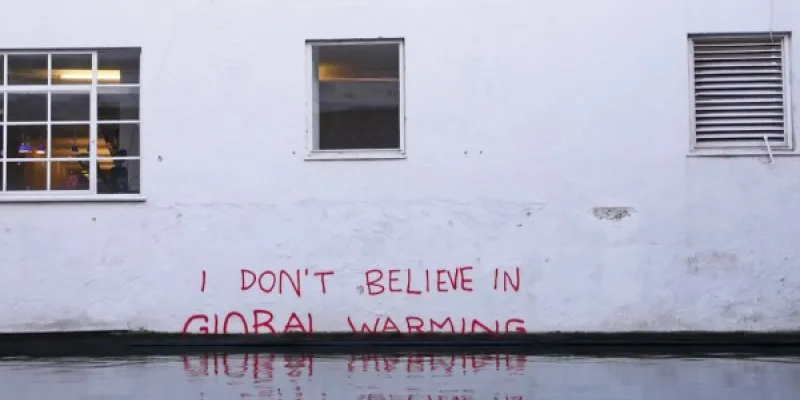 Graffiti atribuido a Bansky sobre le negacionismo climático