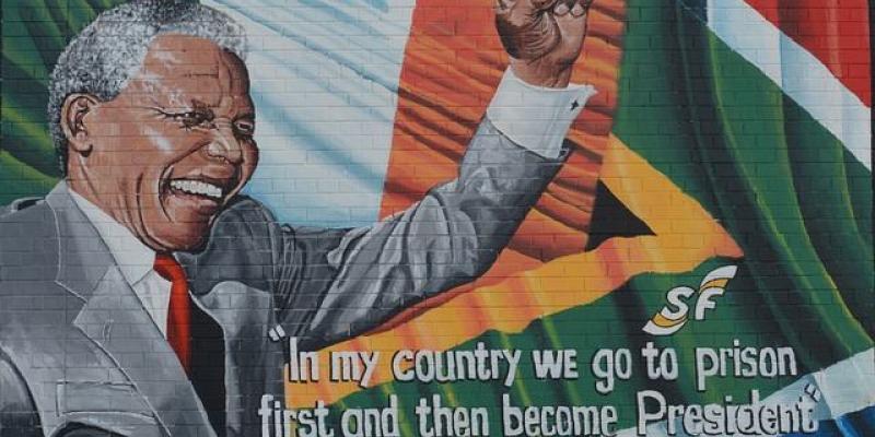 Nelson Mandela en un mural 