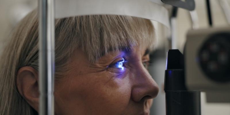 mujer con glaucoma
