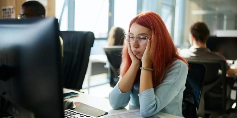 Chica trabajando frente a un ordenador en su oficina