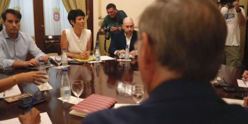 La ministra Elma Saiz, durante una reunión en Ceuta con su presidente