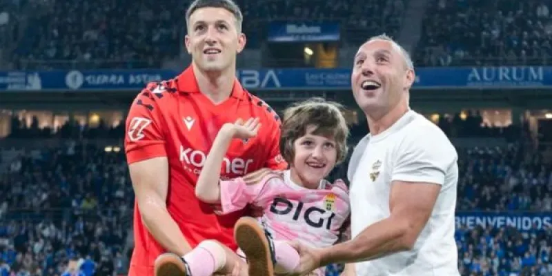 Javi, junto a Santi Cazorla y Abel Bretones