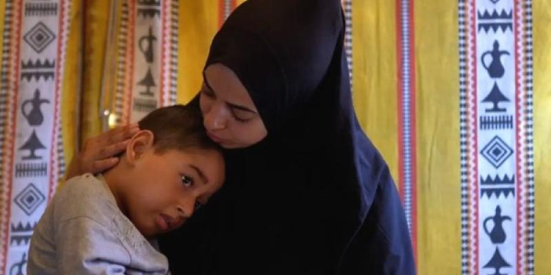 Mujer con un niño | Foto de Human Right Watch