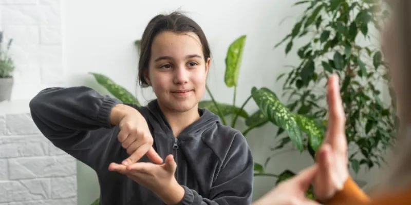 niña hablando lengua de signos