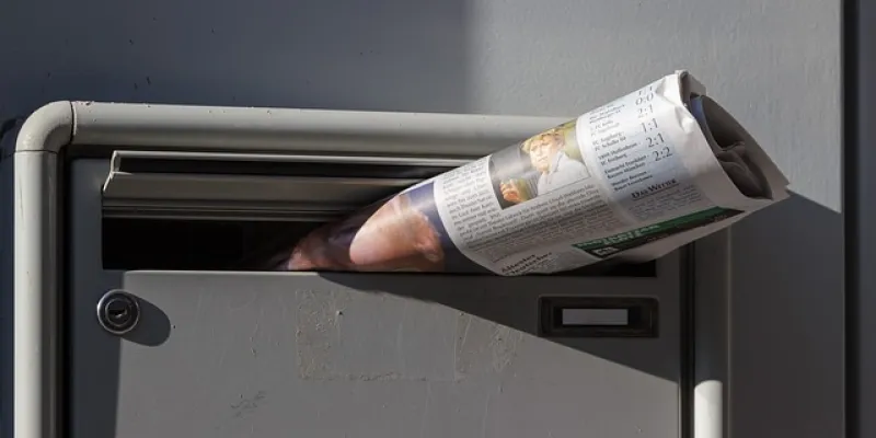 Buzón de una casa con un periódico