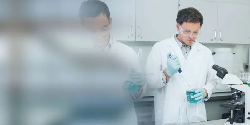 Científicos investigando la cura contra el cáncer de páncreas