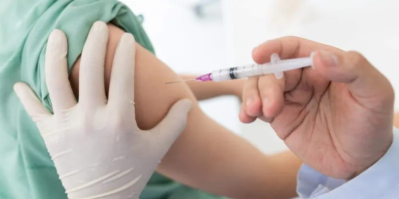 Enfermero vacunando de gripe K