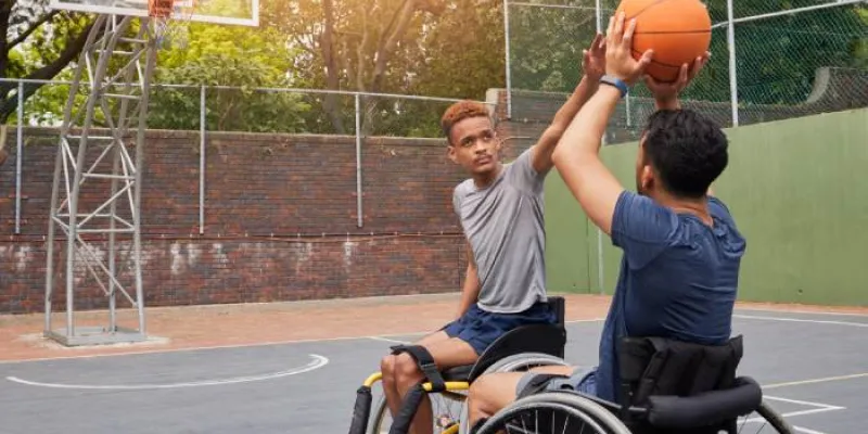 Dos personas con discapacidad juegan al baloncesto