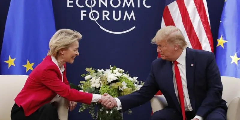 La presidenta de la Comisión Europea, Ursula Von der Leyen, y el presidente de EEUU, Donald Trump 