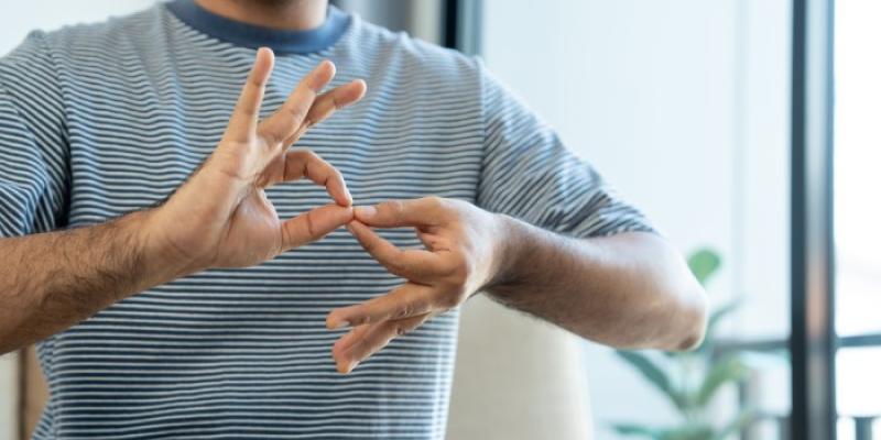 Una persona expresándose en lengua de signos española