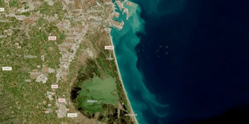 Puerto de Valencia operaciones de relleno, con una pluma de turbidez visible sobre el Parc Natural de l’Albufera