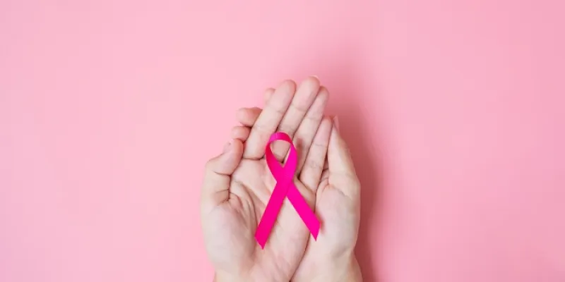 Manos con lazo contra el cáncer de mama