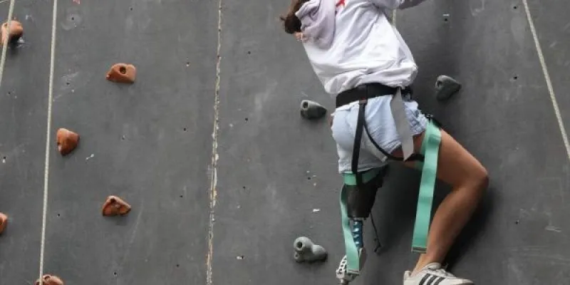 Joven escaladora con prótesis en su pierna izquierda