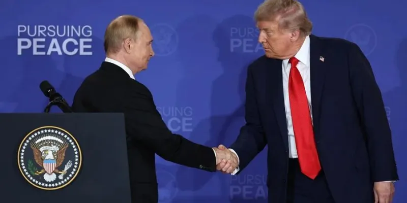 El presidente ruso, Vladimir Putin (i) y su homólogo americano, Donald Trump. 