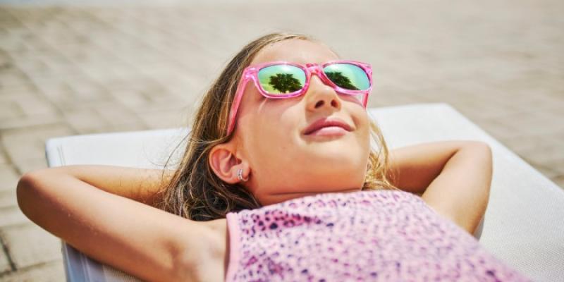 Niña con gafas de sol