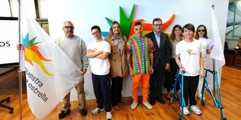 Asistentes al acto de presentación de la 'próxima estrella' de Okuda San Miguel 