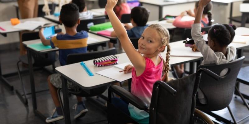 Una niña en silla de ruedas en un aula de Sudáfrica 