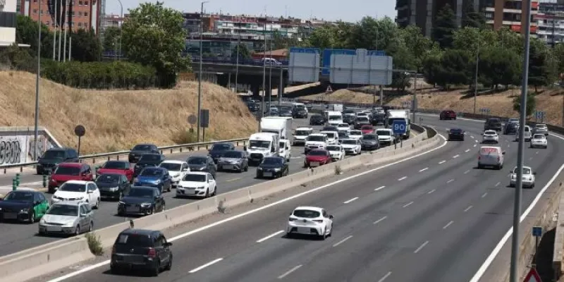 Vehículos en la segunda operación salida del verano en la A-5.