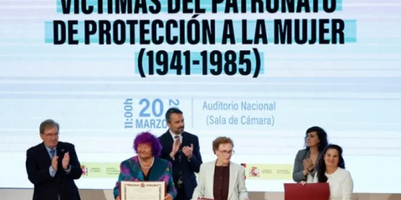 Foto de archivo de tres mujeres recogiendo el reconocimiento del Gobierno a las 53 mujeres víctimas del Patronato de Protección de la Mujer. 