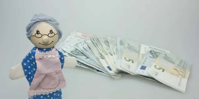 Muñeco de una abuelita pensionista con el dinero de la paga extra de verano