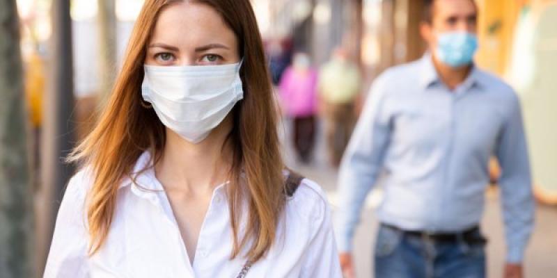 Mujer con mascarilla 