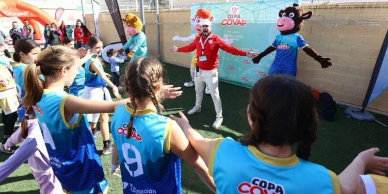 Niños de espaldas haciendo deporte