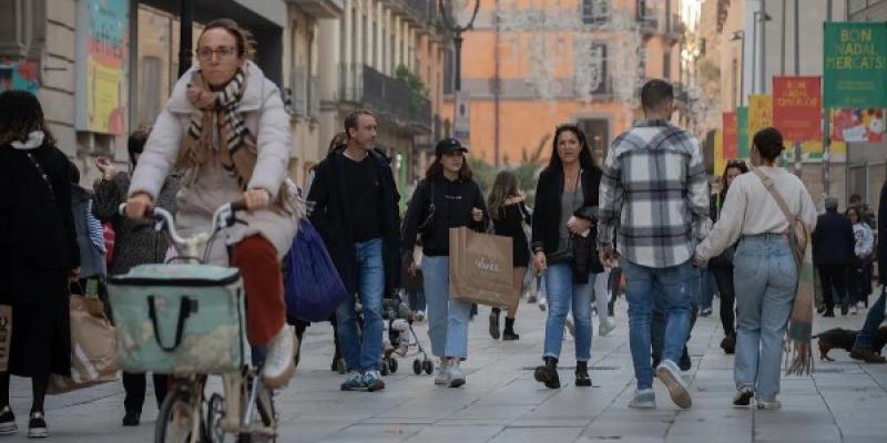 Gente caminando por la calle.