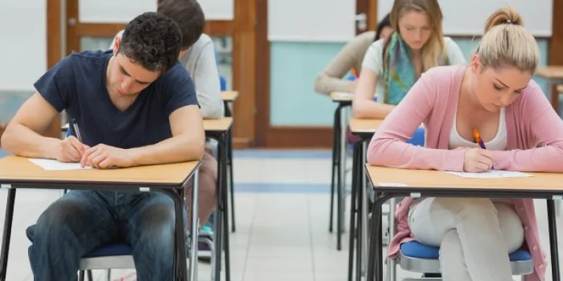 adolescentes haciendo el examen de la PAU