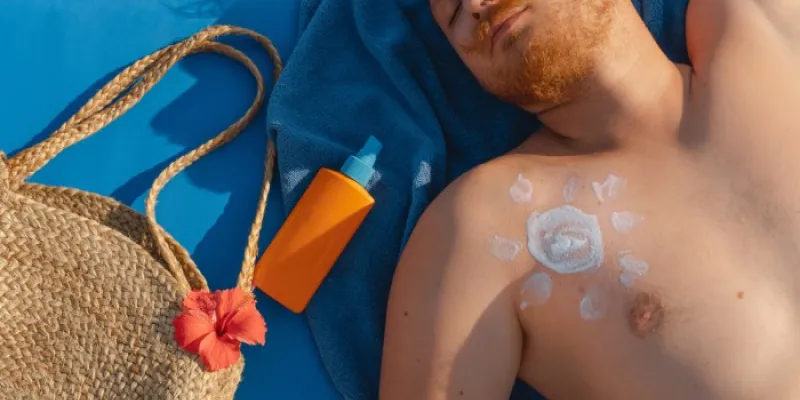 hombre tomando el sol