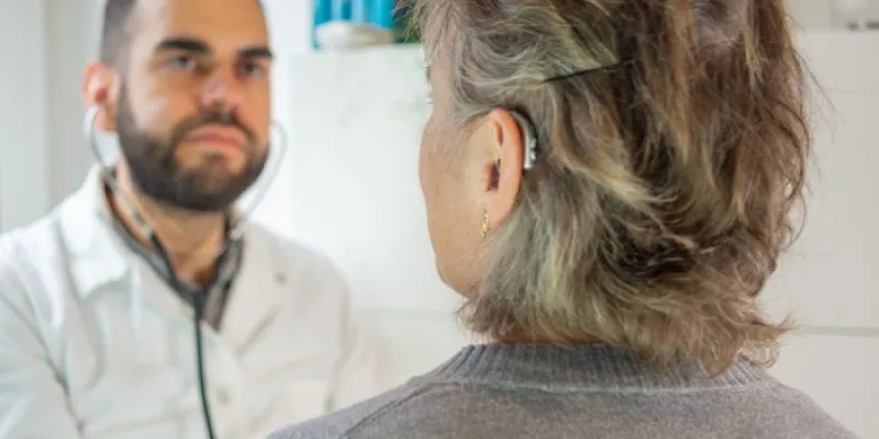 Mujer con discapacidad auditiva en una consulta médica 