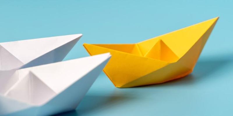 Barcos de papel de color amarillo y blanco