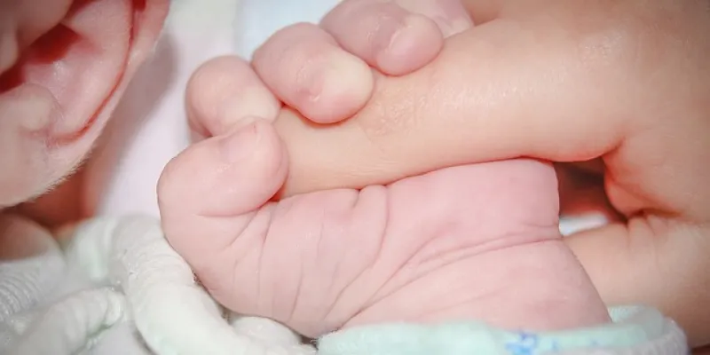 Mano de un bebé y su madre