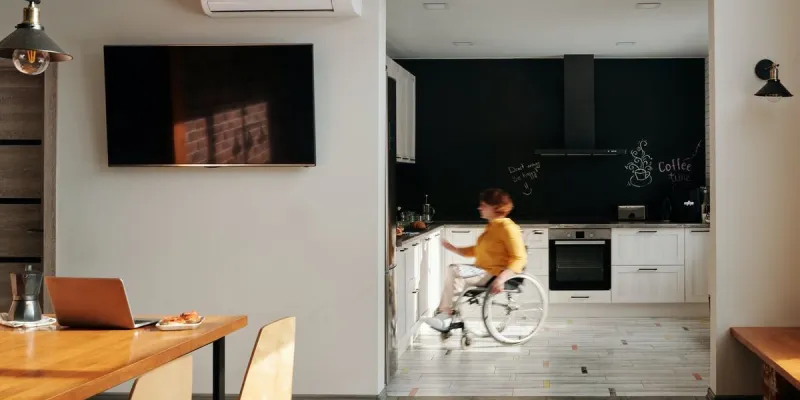 Mujer con discapacidad en la cocina de su casa
