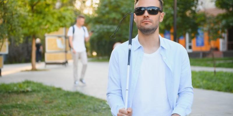 hombre con discapacidad visual 