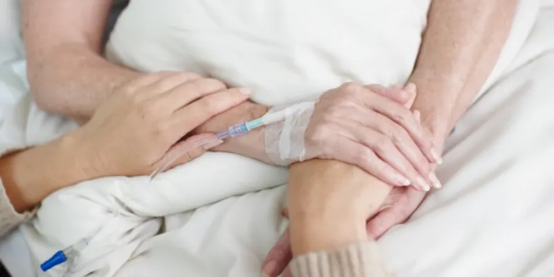 hija agarrando la mano a su madre