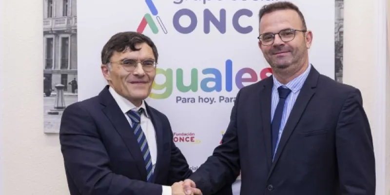 Alberto Durán, vicepresidente ejecutivo de Fundación ONCE, y Roberto Suárez, presidente de la CNSE