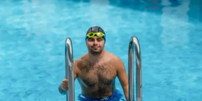 Persona con discapacidad intelectual saliendo de una piscina