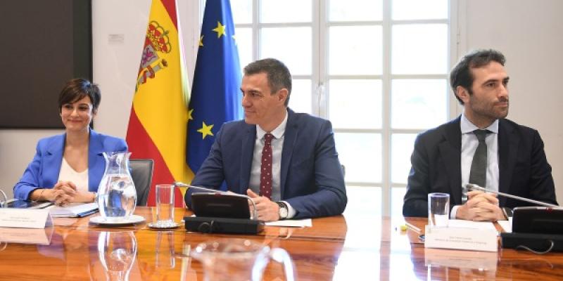 La ministra de Vivienda y Agenda Urbana, Isabel Rodríguez junto con Pedro Sáncehz y Carlos Cuerpo