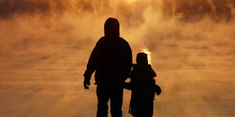 Familia durante una puesta de sol