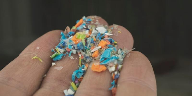 Partículas microplásticas en una mano  