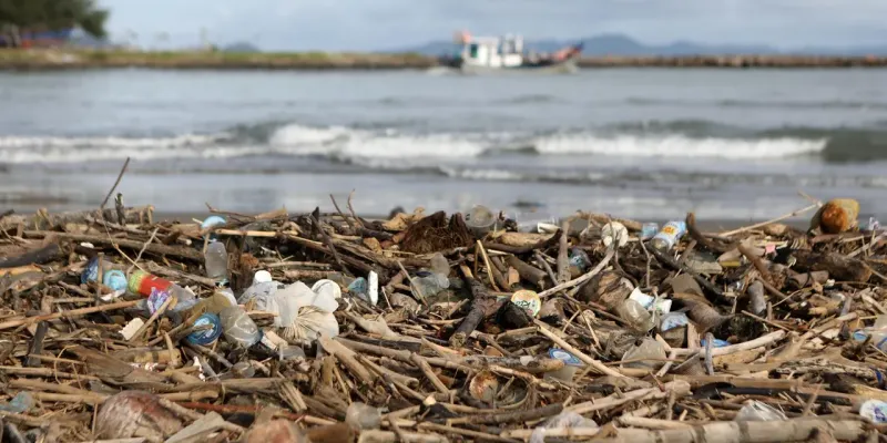 Los océanos y mares reciben toneladas de plástico